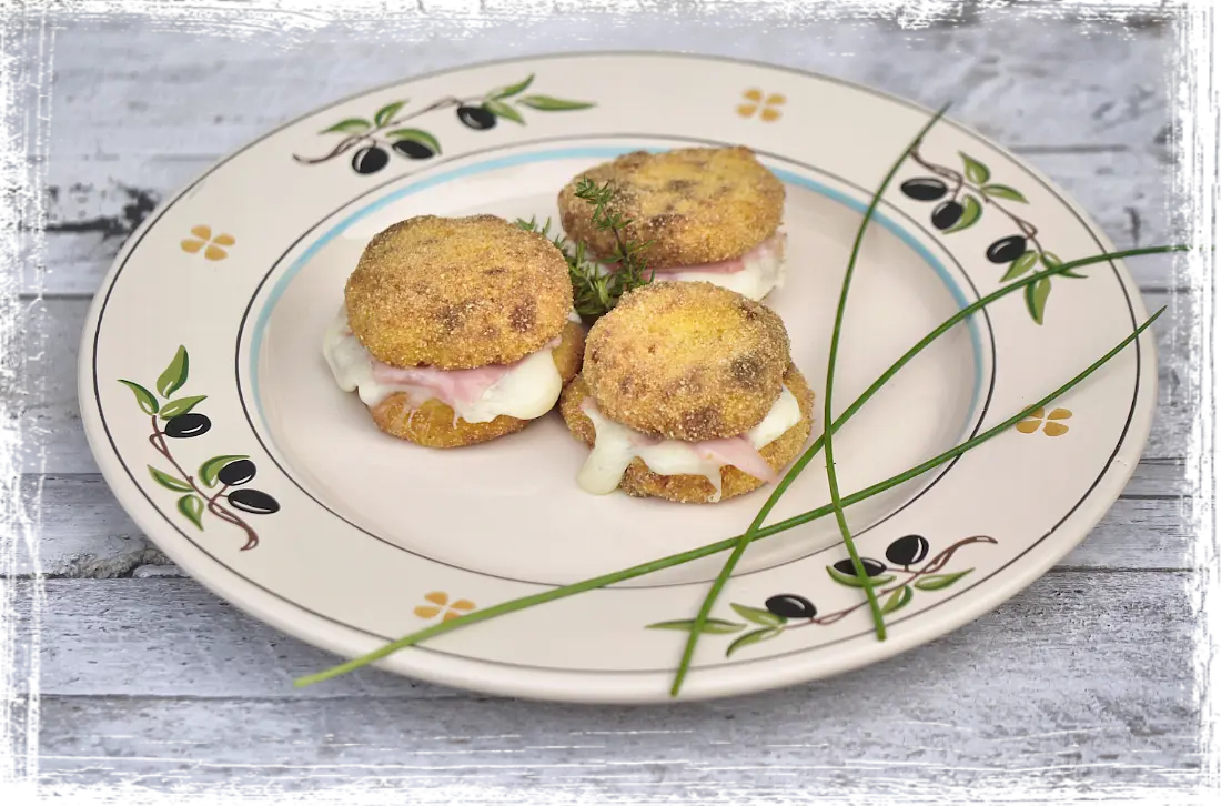 Medaglioni di patate con prosciutto e provola Medaglioni di patate con prosciutto e provola