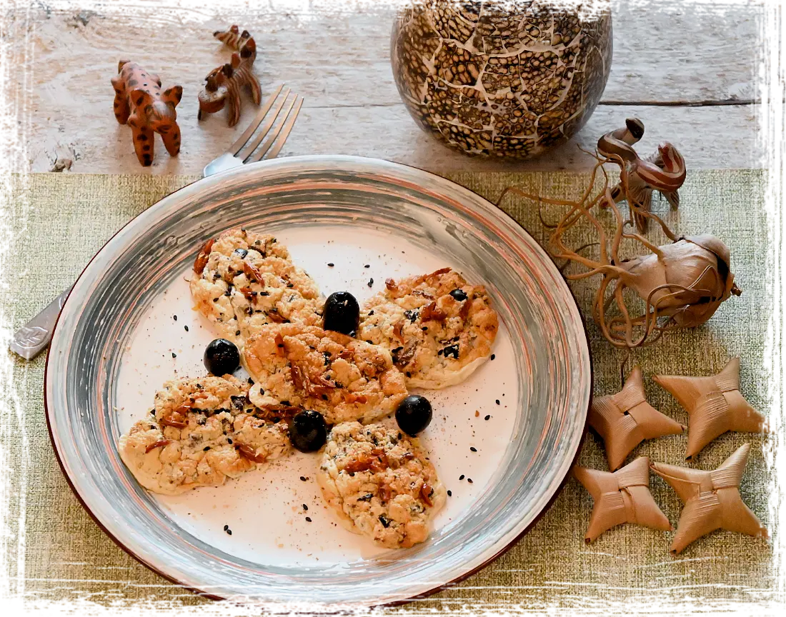 Nuvolette di albumi con olive e pomodori secchi Nuvolette di albumi con olive e pomodori secchi