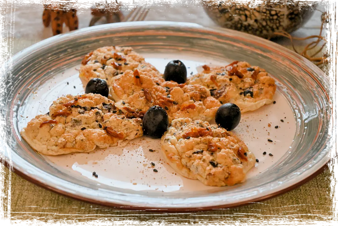 Nuvolette di albumi con olive e pomodori secchi Nuvolette di albumi con olive e pomodori secchi