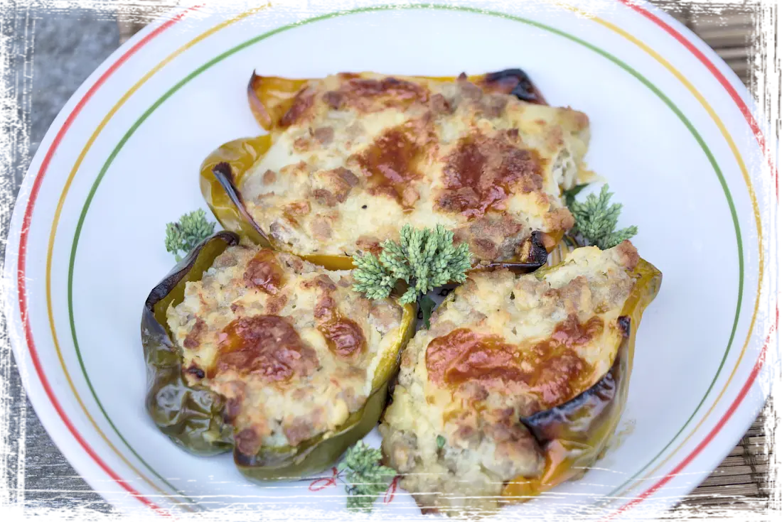 Peperoni al forno con salsiccia e patate Peperoni al forno con salsiccia e patate