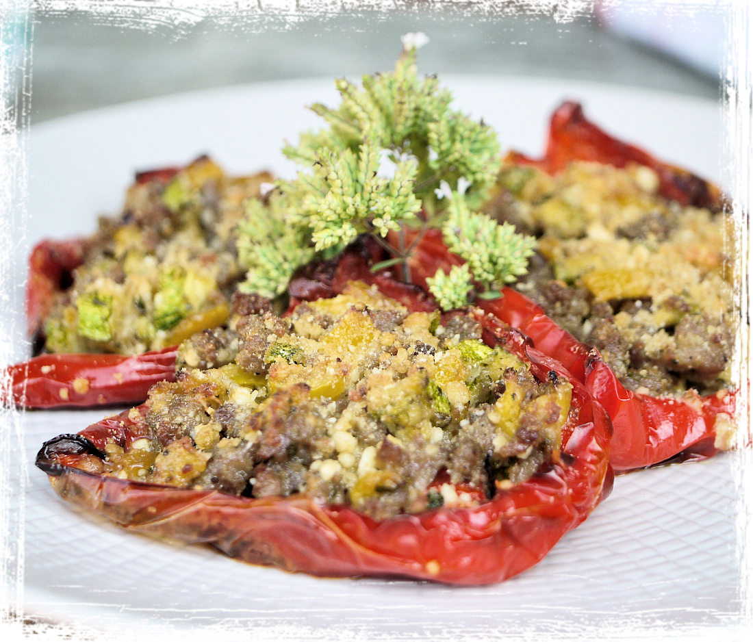 Peperoni al forno con salsiccia Peperoni al forno con salsiccia