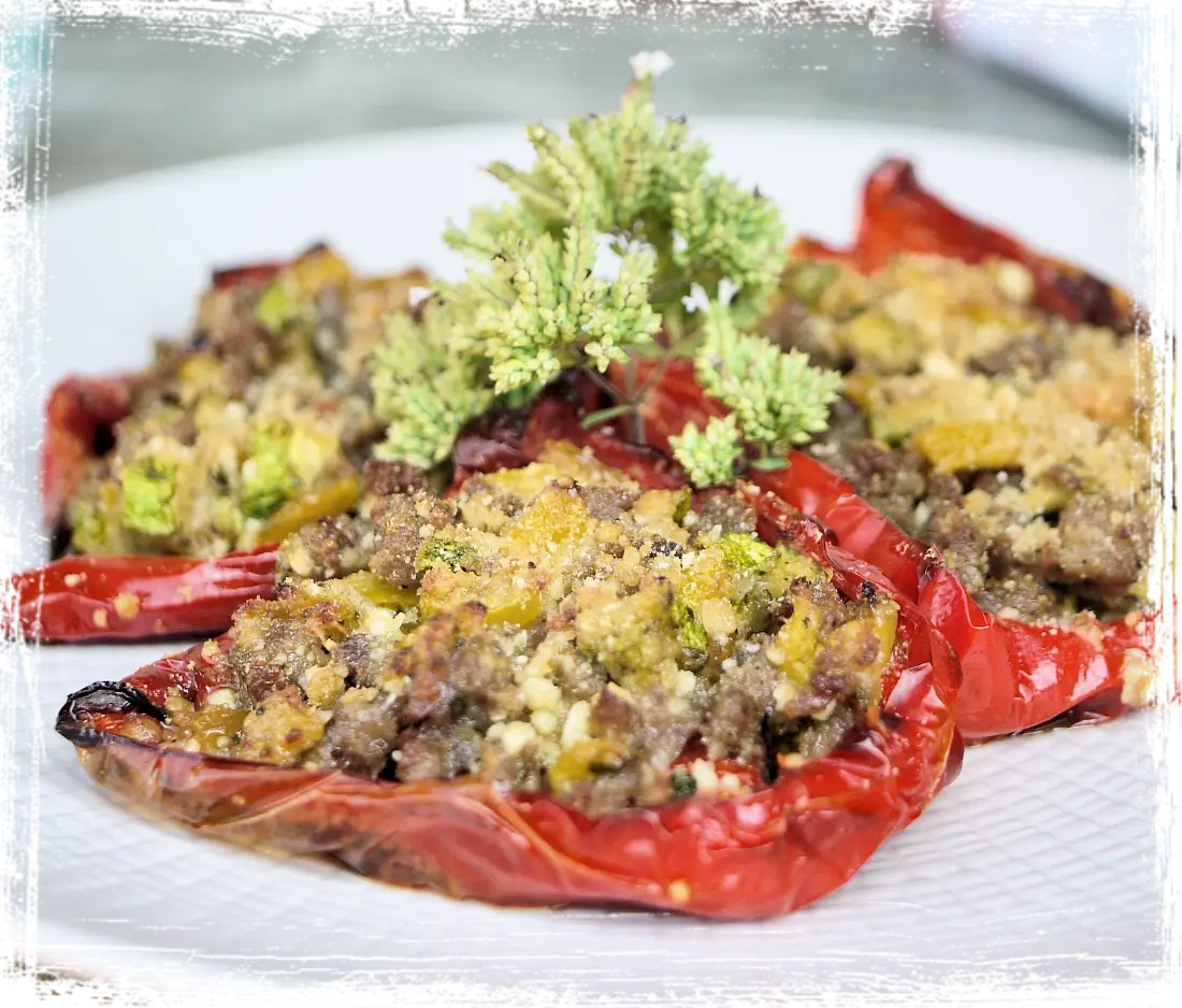 Peperoni al forno con salsiccia Peperoni al forno con salsiccia