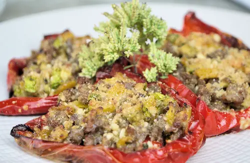 Peperoni al forno con salsiccia