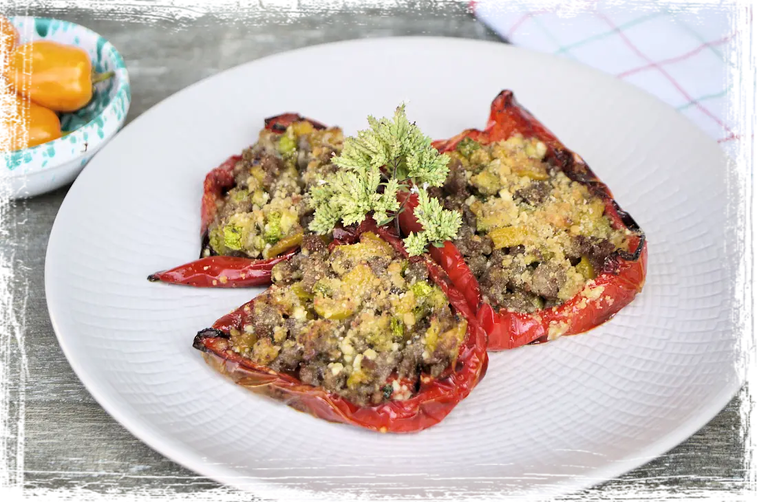 Peperoni al forno con salsiccia Peperoni al forno con salsiccia