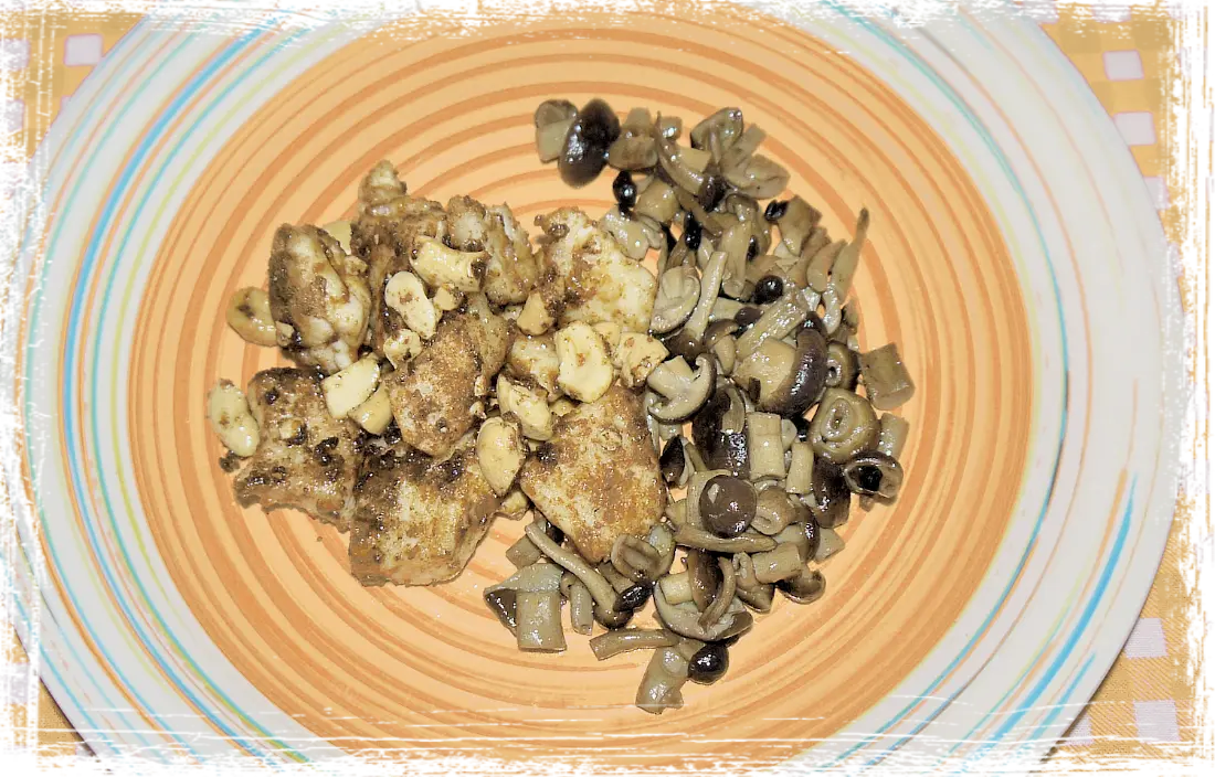 Straccetti di pollo con anacardi e contorno di funghi pioppini Straccetti di pollo con anacardi e contorno di funghi pioppini