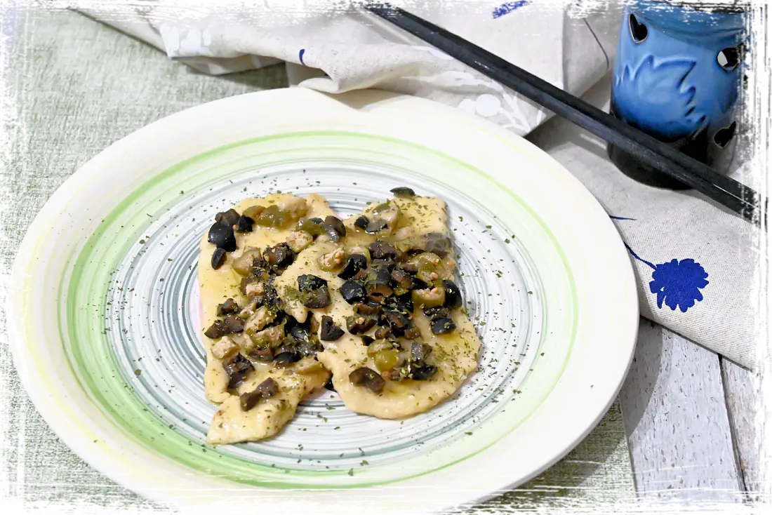 Scaloppine di pollo con capperi, olive e limone