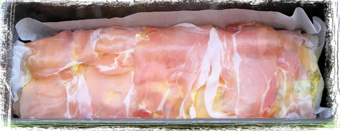 Polpettone di ricotta e legumi avvolto nello speck Polpettone di ricotta e legumi avvolto nello speck