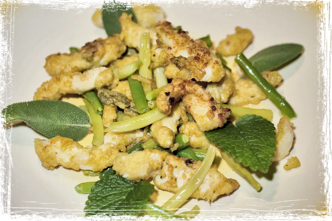 Straccetti di pollo al profumo di limone, zenzero e salvia con fagiolini