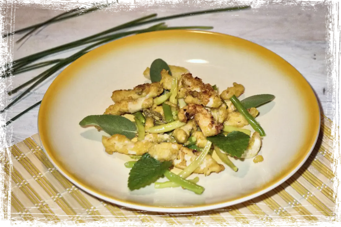 Straccetti di pollo al profumo di limone, zenzero e salvia con fagiolini Straccetti di pollo al profumo di limone, zenzero e salvia con fagiolini