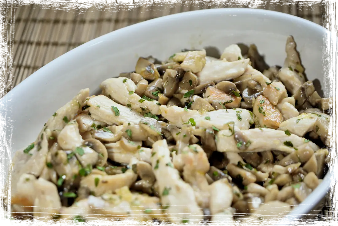 Straccetti di pollo con funghi champignon