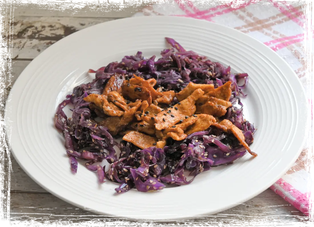 Straccetti di pollo alla soia con cavolo rosso