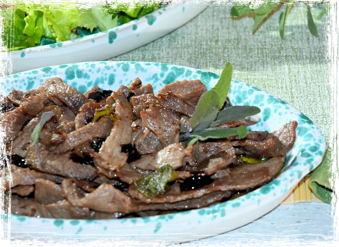 Straccetti di scottona alla salvia con gocce di balsamico Straccetti di scottona alla salvia con gocce di balsamico