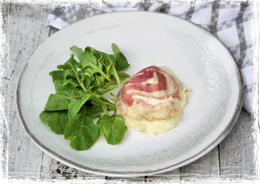 Tomino filante avvolto nella pancetta con le pere Tomino filante avvolto nella pancetta con le pere