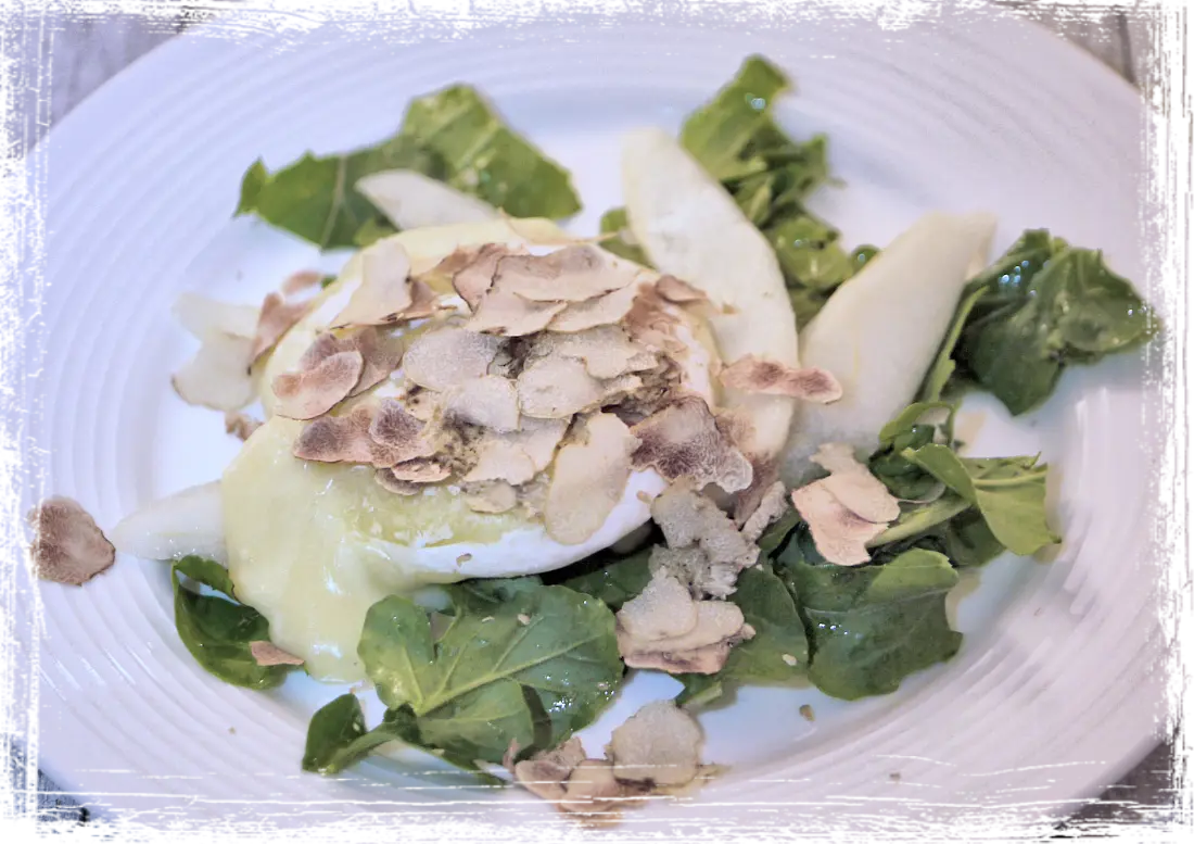 Tomino con rucola, pere e tartufo