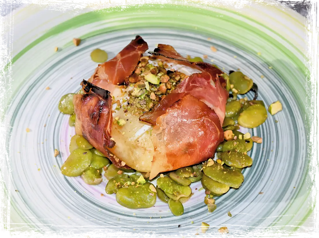 Tomino al forno con pistacchi, miele e speck Tomino al forno con pistacchi, miele e speck
