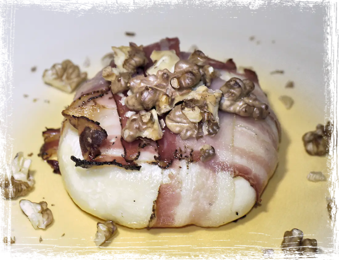 Tomino al forno con speck e noci Tomino al forno con speck e noci