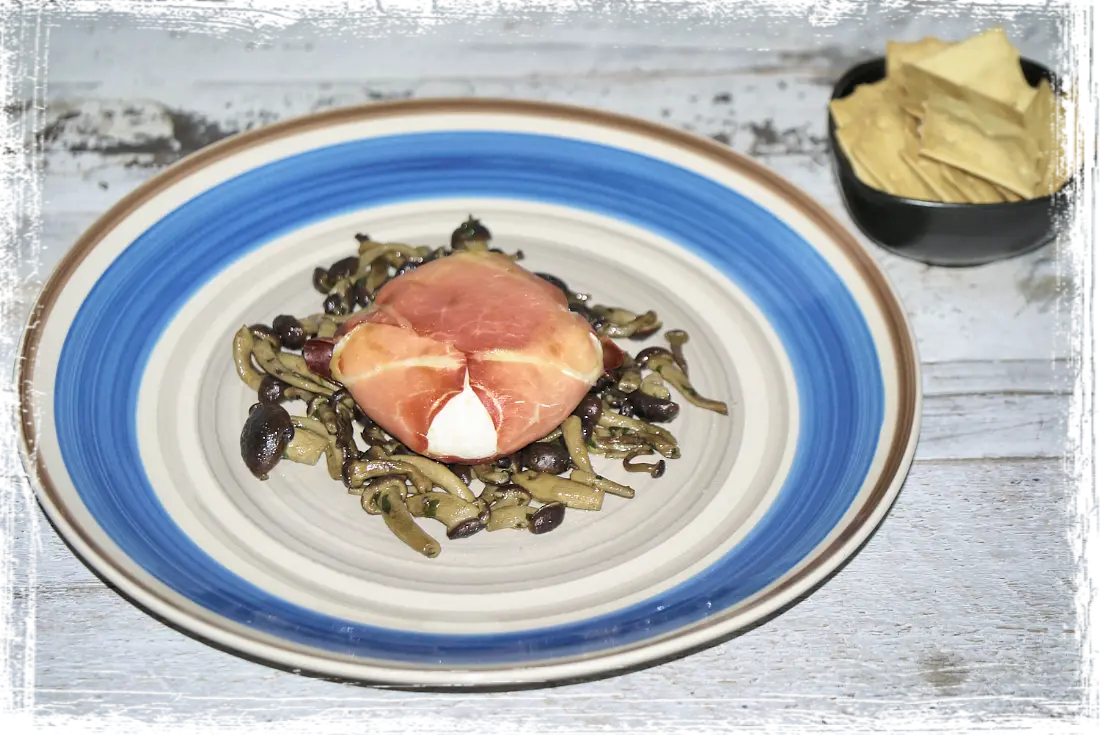 Tomino filante avvolto nello speck con funghi pioppini Tomino filante avvolto nello speck con funghi pioppini