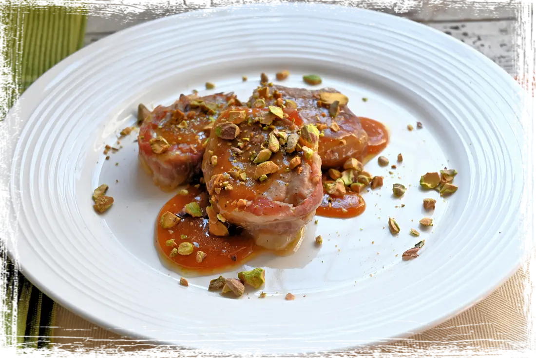 Tournedos di filetto di maiale con granella di pistacchio