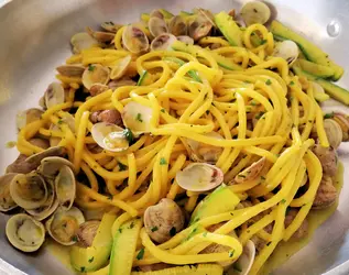 Chitarra con vongole, zucchine e zafferano