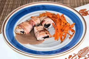 Involtini di lonza con prugne e pancetta di speck