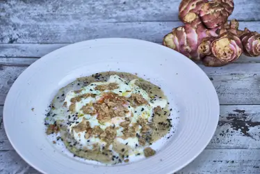 Uovo fritto su crema di topinambour e scaglie di tartufo bianco