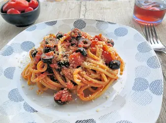 spaghetti arrabbiata olive.png