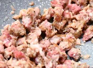 Pelare la ciuìga e spezzettarla. Scottarla  in una padella con un filo di olio per alcuni minuti.