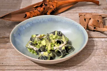 Calamarata al nero di seppia con seppia e piselli