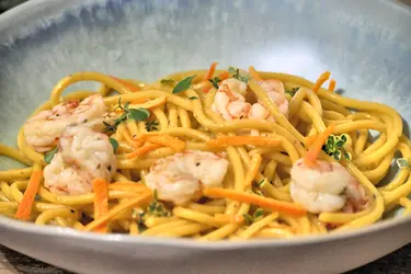Spaghetti curcuma limone e pepe con gamberi agli agrumi