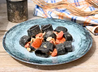 Calamarata al nero di seppia con pesce spada e pomodorini