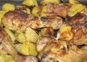 Cosce di pollo alla paprika con patate