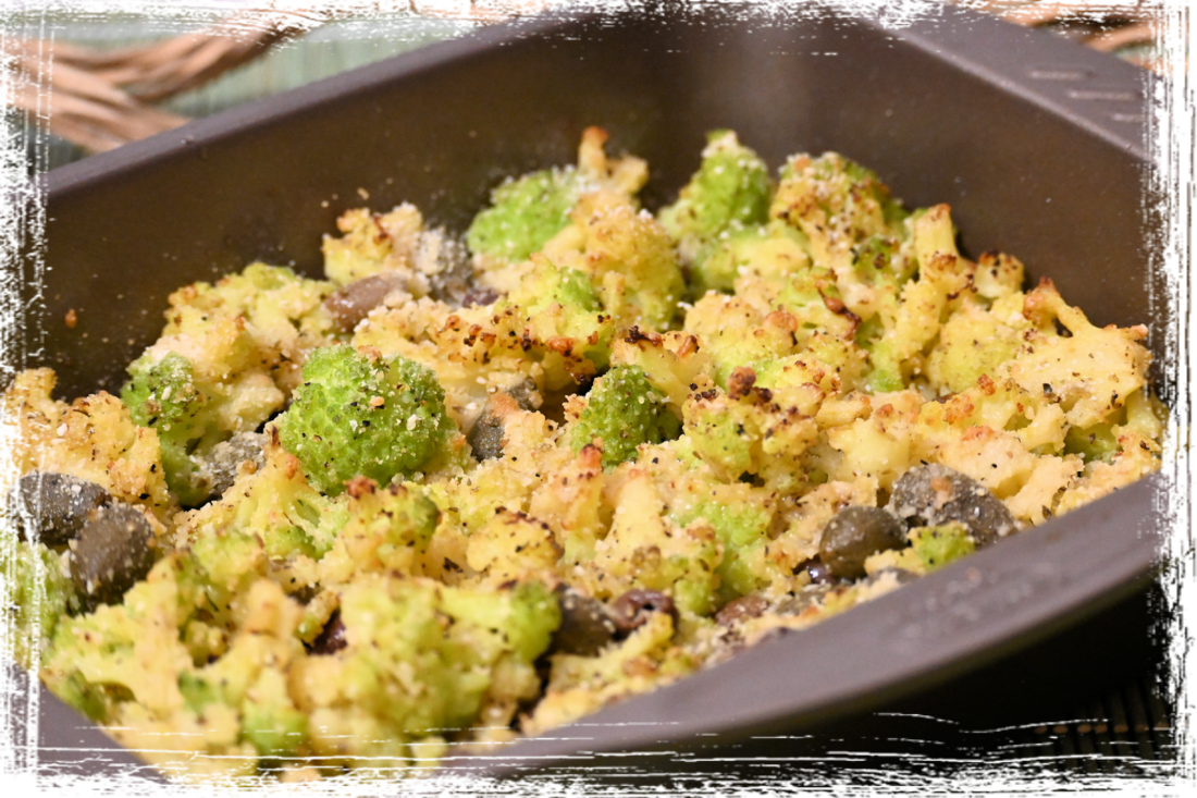 Cavolfiore gratinato al forno con olive taggiasche e frutti del cappero Cavolfiore gratinato al forno con olive taggiasche e frutti del cappero