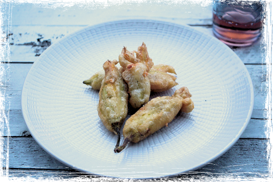 Fiori di zucca ripieni fritti