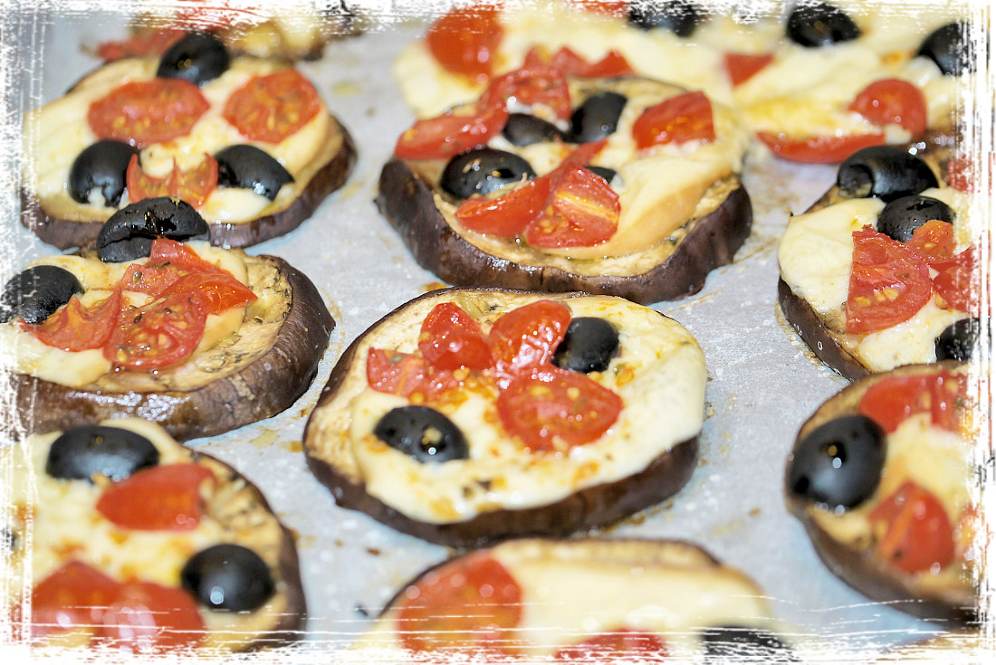 Pizzette di melanzana con olive nere Pizzette di melanzana con olive nere
