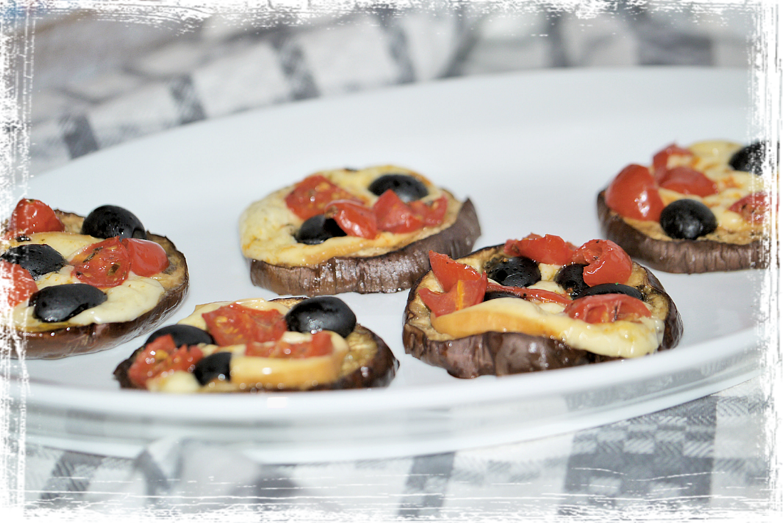 Pizzette di melanzana con olive nere Pizzette di melanzana con olive nere
