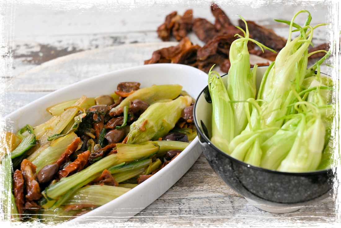 Puntarelle stufate con olive taggiasche e pomodori secchi Puntarelle stufate con olive taggiasche e pomodori secchi