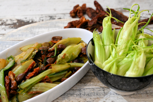 Puntarelle stufate con olive taggiasche e pomodori secchi