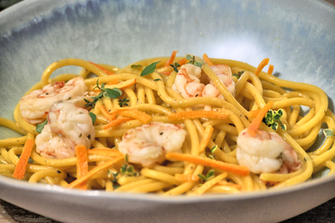 Spaghetti curcuma limone e pepe con gamberi agli agrumi