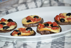 Pizzette di melanzana con olive nere