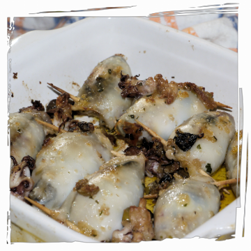 Calamari ripieni al forno con capperi, olive e pomodori secchi